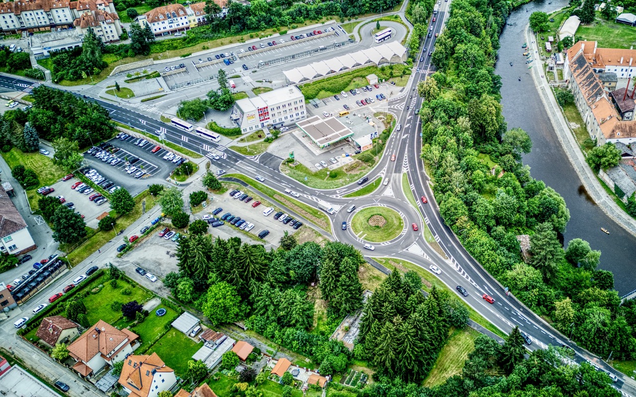 Český Krumlov – výstavba okružní křižovatky pod autobusovým nádražím - Vej- og brobyggeri